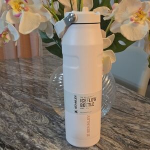 Stanley IceFlow Bottle in Classic White